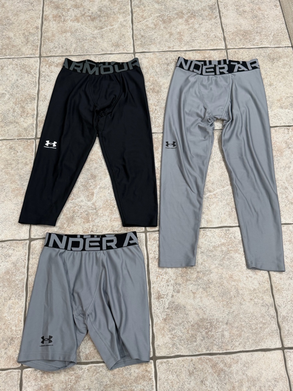 Boys Under Armour heat gear leggings and compression shorts size medium bundle
